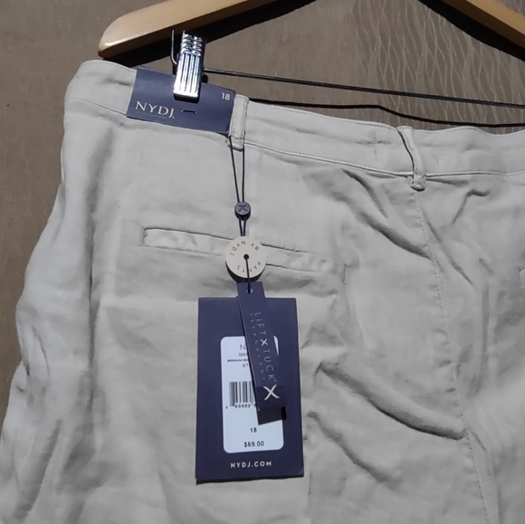 NYDJ Women's Bermuda Short with Roll Cuff - Picture 8 of 9